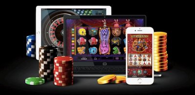 Surfplatta, dator och mobil med casinospel, plus spelmarker och guldmynt